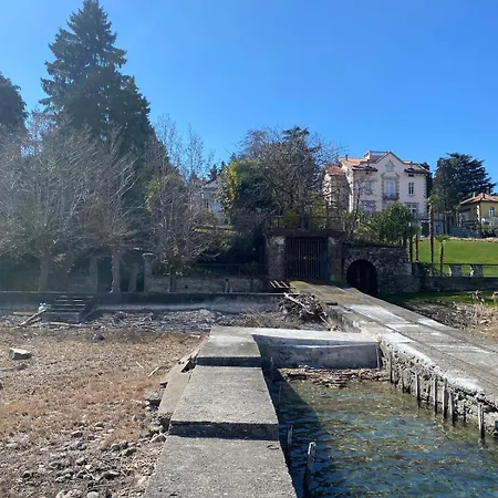 Lakefront Private Βίλα